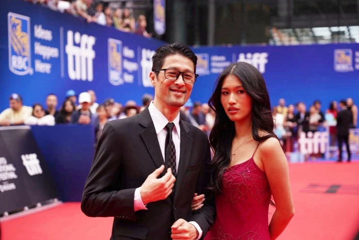 Johnny Trí Nguyễn đưa con gái lên thảm đỏ Johnny Trí Nguyễn đưa con gái lên thảm đỏ