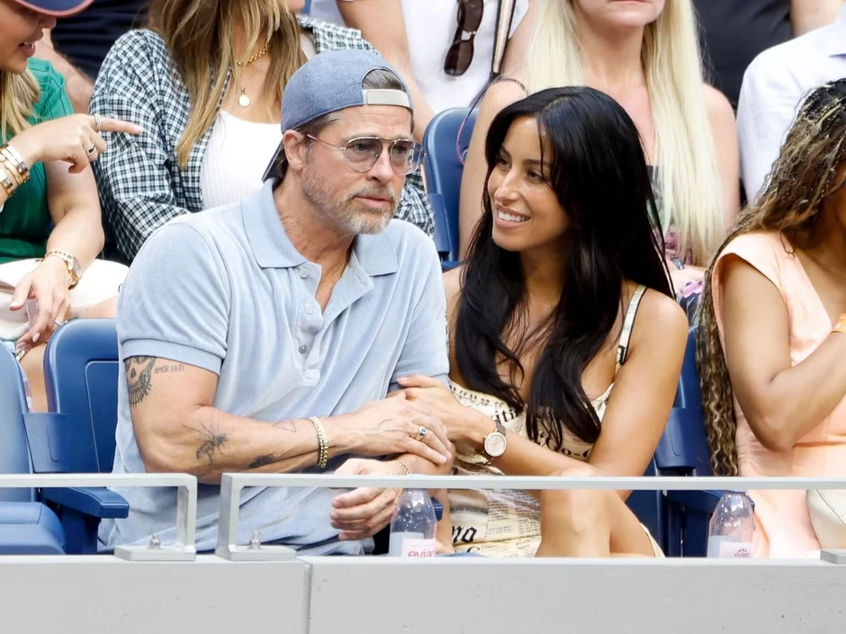 Khán giả vây kín Brad Pitt và bạn gái kém 29 tuổi