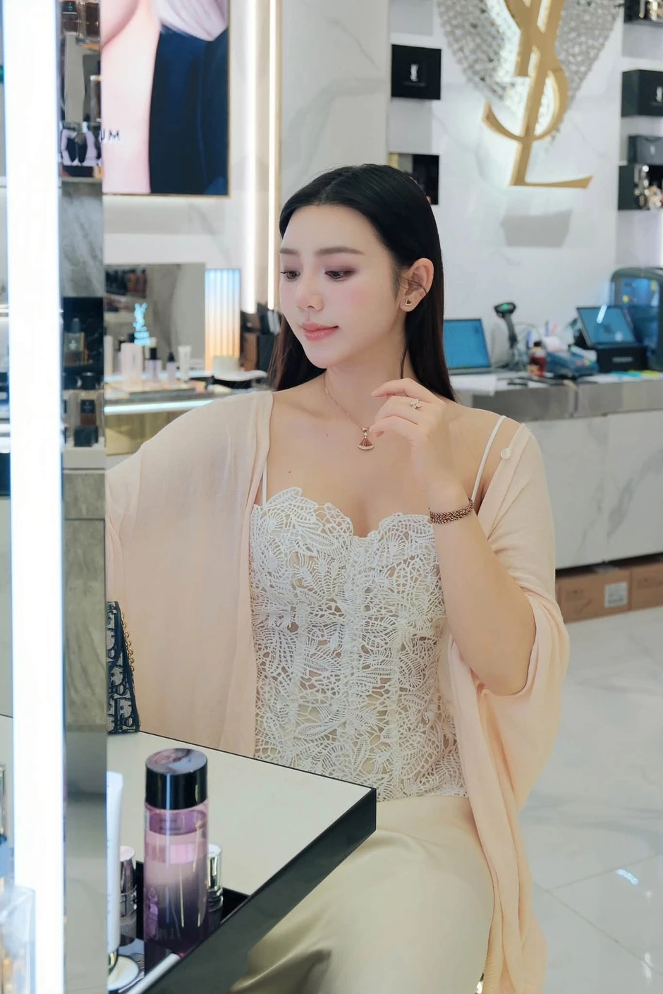 Không cần cầu kỳ, Quỳnh Kool diện áo ren dạo phố cũng đủ thu hút cả triệu ánh nhìn Không cần cầu kỳ, Quỳnh Kool diện áo ren dạo phố cũng đủ thu hút cả triệu ánh nhìn