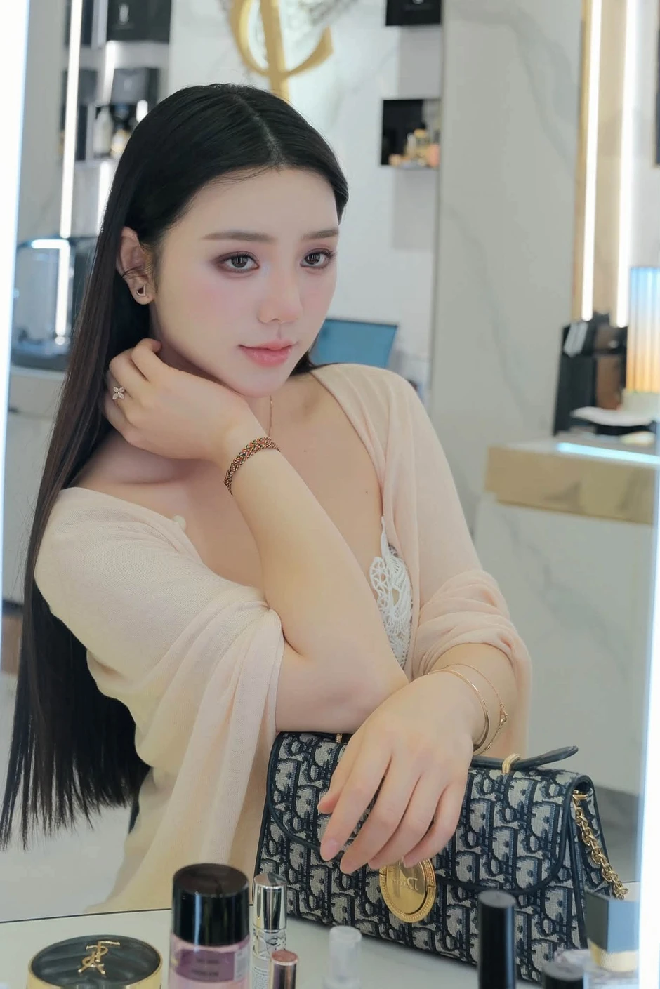 Không cần cầu kỳ, Quỳnh Kool diện áo ren dạo phố cũng đủ thu hút cả triệu ánh nhìn Không cần cầu kỳ, Quỳnh Kool diện áo ren dạo phố cũng đủ thu hút cả triệu ánh nhìn