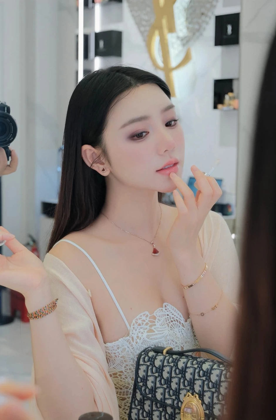 Không cần cầu kỳ, Quỳnh Kool diện áo ren dạo phố cũng đủ thu hút cả triệu ánh nhìn Không cần cầu kỳ, Quỳnh Kool diện áo ren dạo phố cũng đủ thu hút cả triệu ánh nhìn
