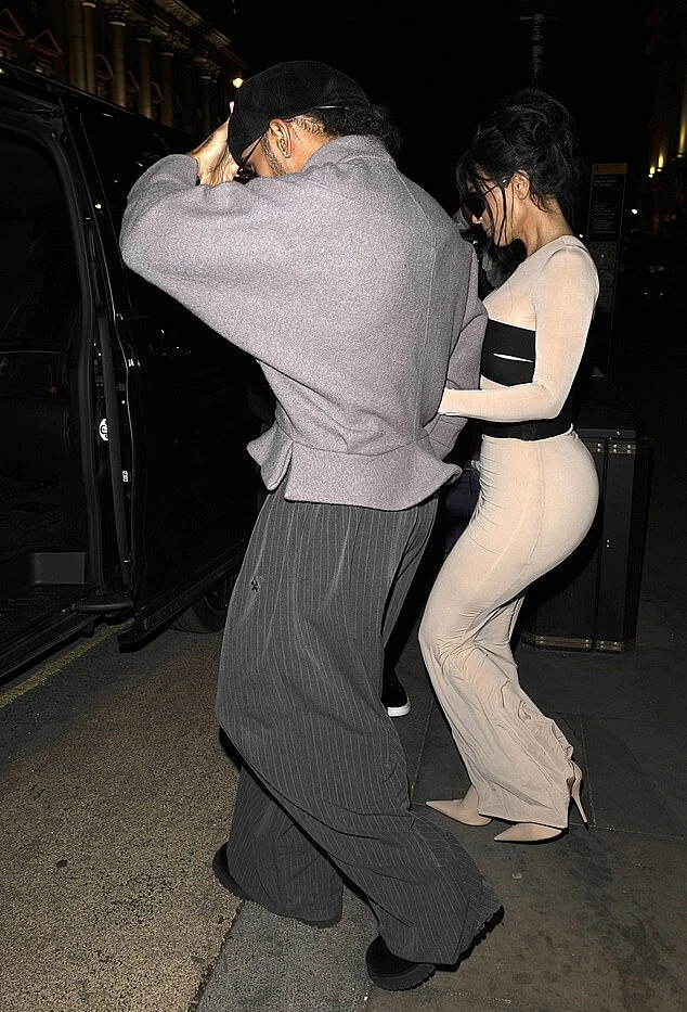 Kim Kardashian và bạn trai quấn quýt ở châu Âu