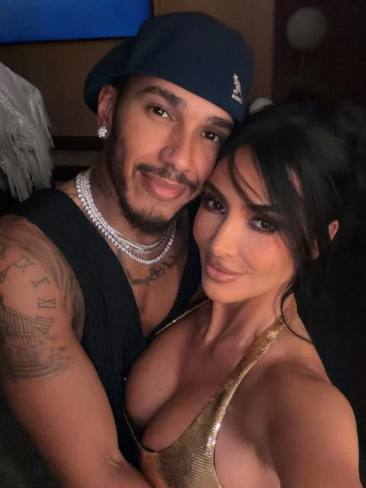 Kim Kardashian và bạn trai tình tứ trên sông Seine Kim Kardashian và bạn trai tình tứ trên sông Seine