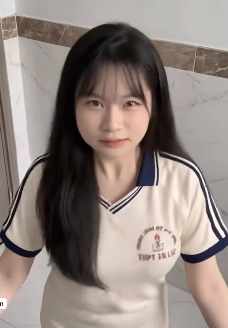 Làm gì có HS nào dám mặc đồng phục nhà trường để “biểu diễn” phản cảm thế này?