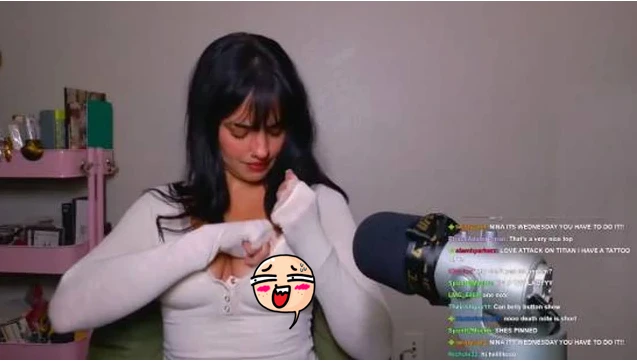 Liên tục chỉnh quần áo trên sóng, nữ streamer xinh đẹp gặp sự cố bất ngờ, CĐM tranh cãi kịch liệt