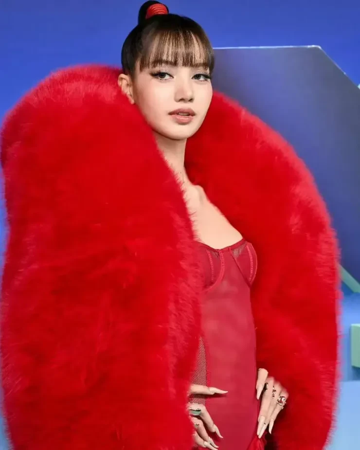 Lisa quẩy tưng bừng ở VMAs với đầm xuyên thấu, áo choàng lông