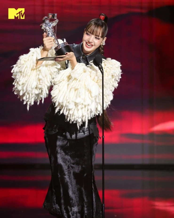 Lisa quẩy tưng bừng ở VMAs với đầm xuyên thấu, áo choàng lông