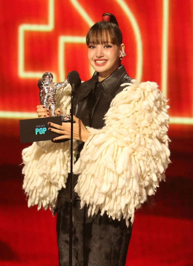 Lisa quẩy tưng bừng ở VMAs với đầm xuyên thấu, áo choàng lông