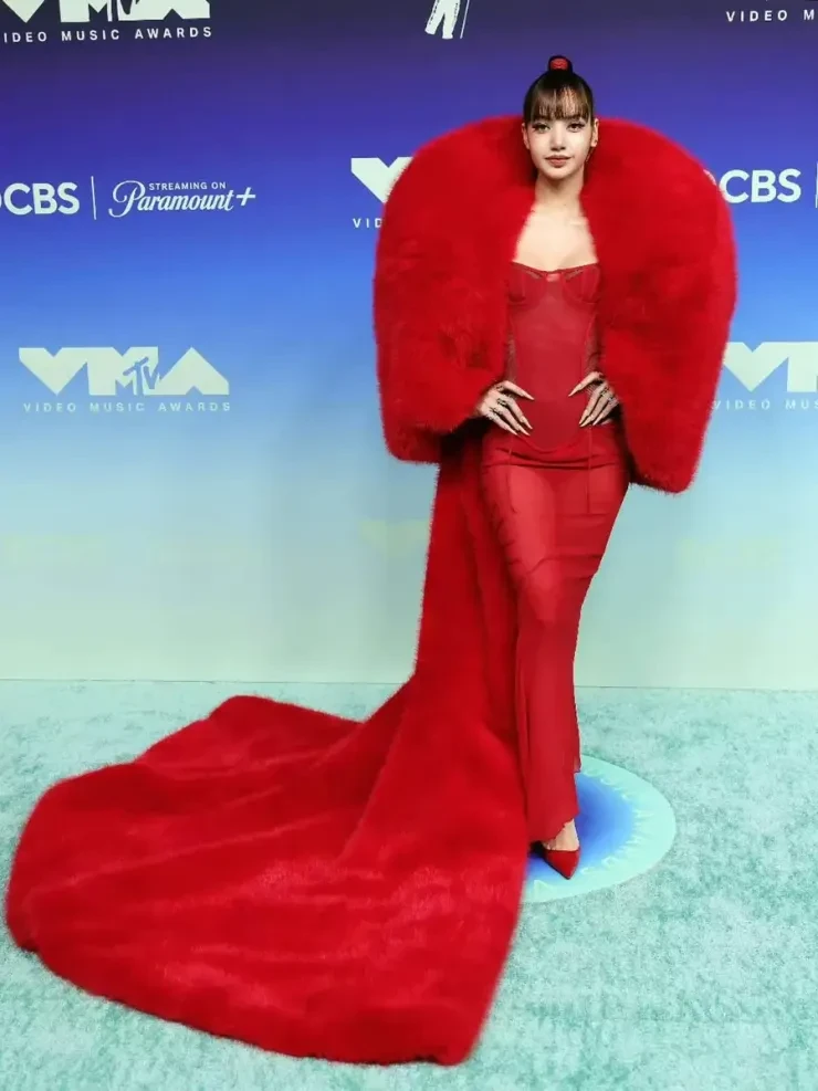 Lisa quẩy tưng bừng ở VMAs với đầm xuyên thấu, áo choàng lông