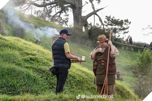 Loạt Ảnh Hậu Trường The Hunt for Gollum Hé Lộ Tạo Sự Tái Xuất Của Frodo