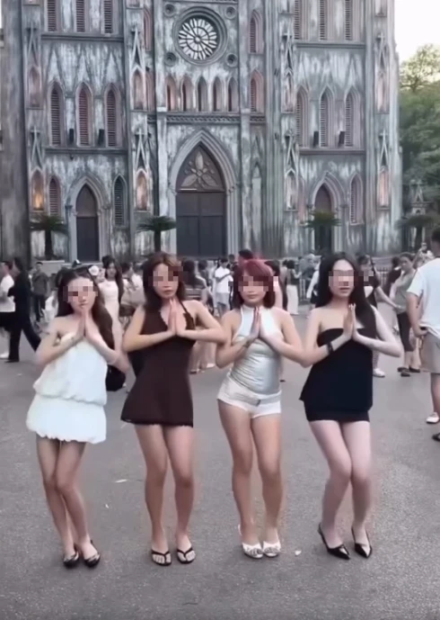 Loạt "hót TikToker" làm trò phản cảm trước Nhà Thờ Lớn Loạt "hót TikToker" làm trò phản cảm trước Nhà Thờ Lớn