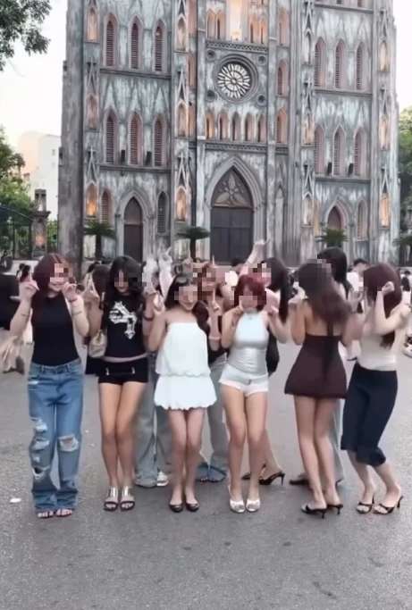 Loạt "hót TikToker" làm trò phản cảm trước Nhà Thờ Lớn Loạt "hót TikToker" làm trò phản cảm trước Nhà Thờ Lớn