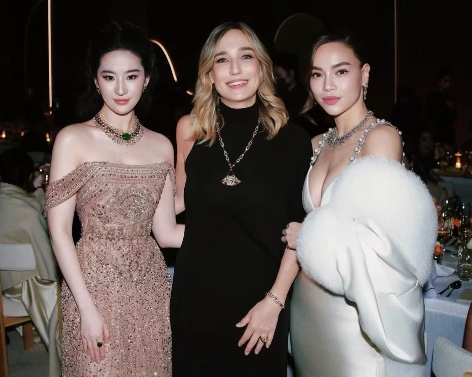 Lưu Diệc Phi cắt Hồ Ngọc Hà khỏi bức ảnh