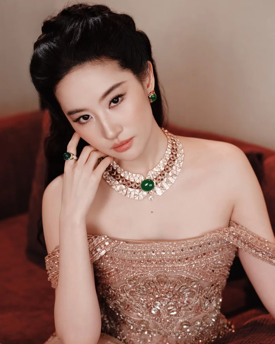 Lưu Diệc Phi cắt Hồ Ngọc Hà khỏi bức ảnh