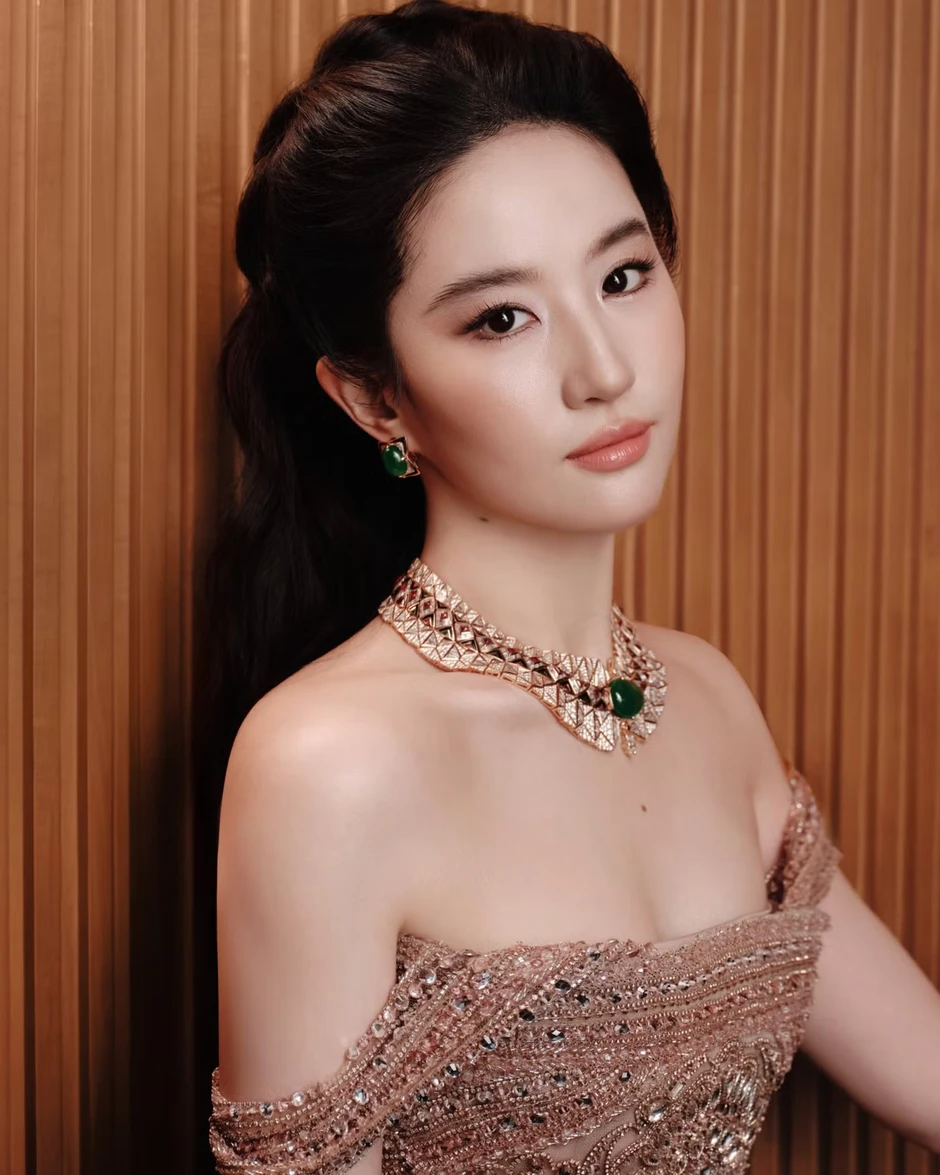 Lưu Diệc Phi cắt Hồ Ngọc Hà khỏi bức ảnh