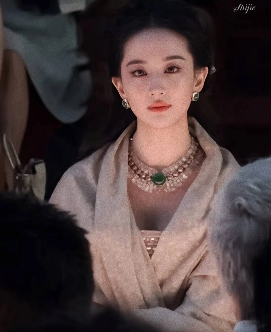 Lưu Diệc Phi như nữ hoàng đi event nhưng bị soi vóc dáng tích mỡ Lưu Diệc Phi như nữ hoàng đi event nhưng bị soi vóc dáng tích mỡ