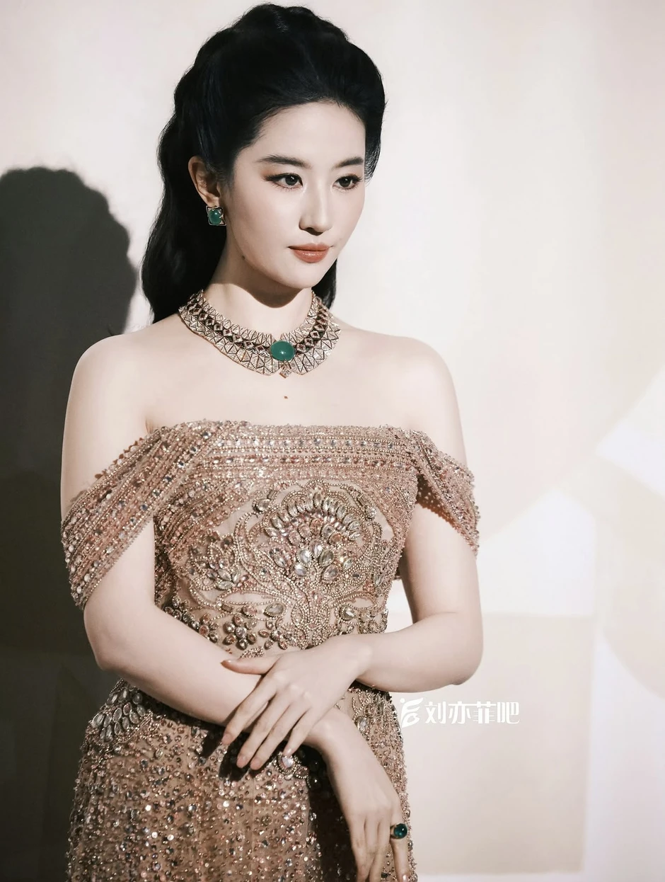 Lưu Diệc Phi như nữ hoàng đi event nhưng bị soi vóc dáng tích mỡ Lưu Diệc Phi như nữ hoàng đi event nhưng bị soi vóc dáng tích mỡ