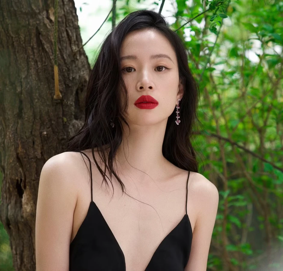 Mỹ nhân mất sự nghiệp vì một quả táo