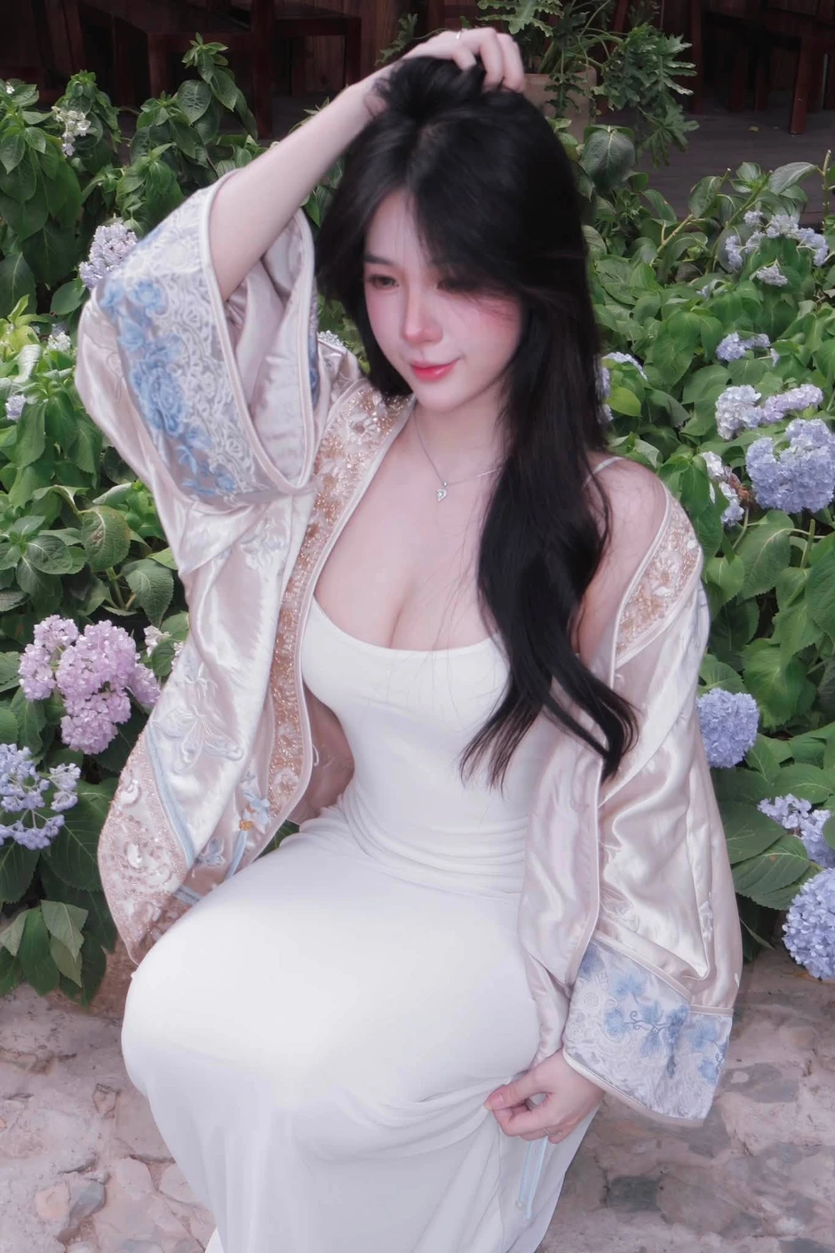 Mặc đầm dạ hội đi cafe, hot girl Tú Uyến tiếp tục "chơi chiêu" khiến CĐM ngỡ ngàng