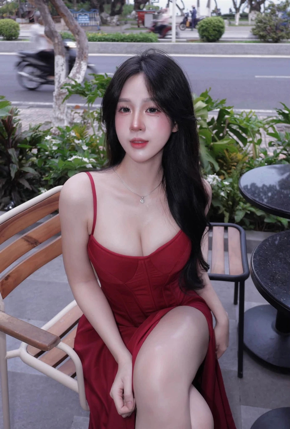 Mặc đầm dạ hội đi cafe, hot girl Tú Uyến tiếp tục "chơi chiêu" khiến CĐM ngỡ ngàng