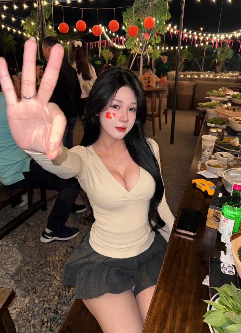Mặc đầm dạ hội đi cafe, hot girl Tú Uyến tiếp tục "chơi chiêu" khiến CĐM ngỡ ngàng