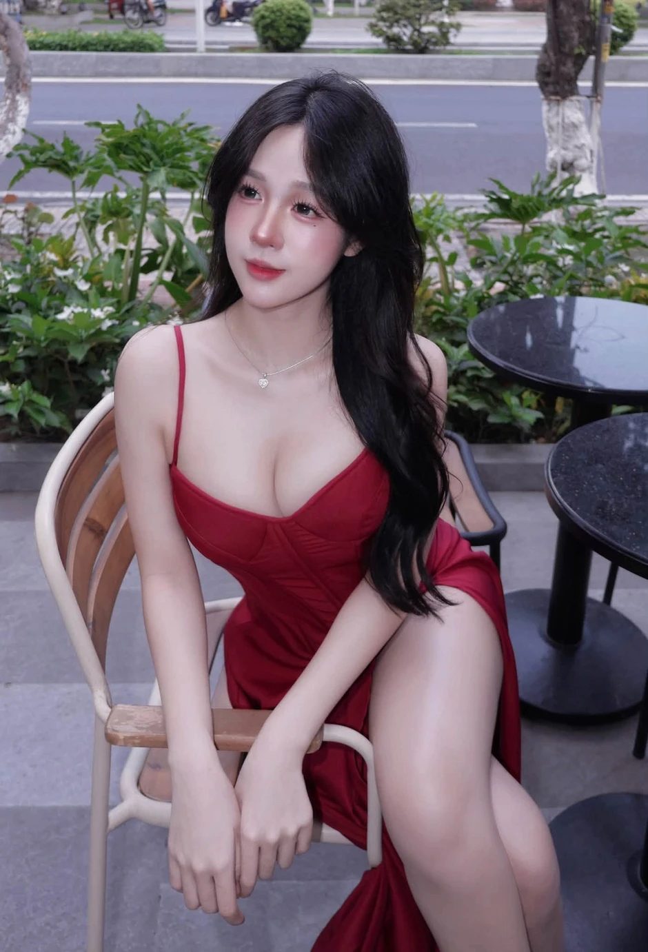 Mặc đầm dạ hội đi cafe, hot girl Tú Uyến tiếp tục "chơi chiêu" khiến CĐM ngỡ ngàng