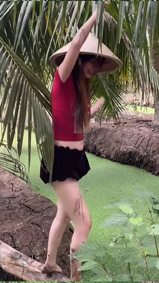 Mặc v.áy ng.ắn đi mò ốc, hot girl hút hơn 3 triệu view chỉ trong nháy mắt Mặc v.áy ng.ắn đi mò ốc, hot girl hút hơn 3 triệu view chỉ trong nháy mắt