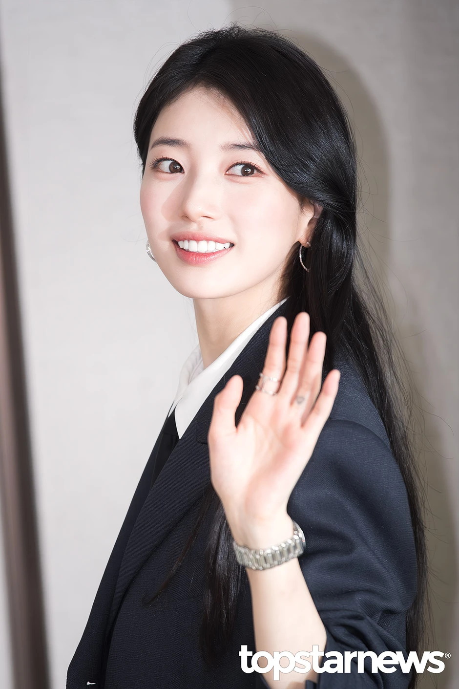 Mặt mộc không thể làm khó mỹ nhân 20 năm chưa hề flop, đặt ra "lời nguyền" khiến cả showbiz khiếp sợ