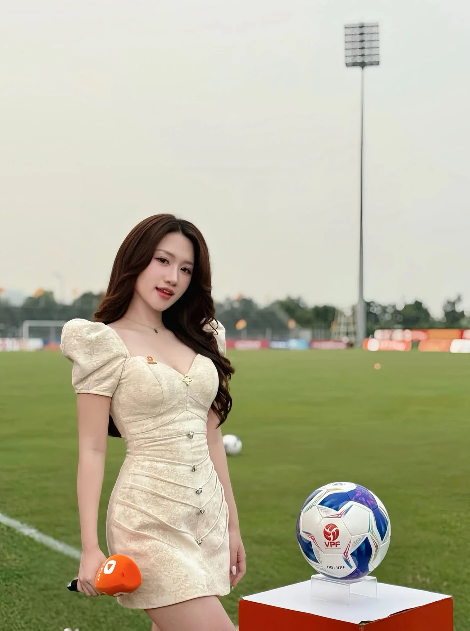 MC Linh Nắng và tuyệt chiêu thăng hạng nhan sắc trên sóng chỉ bằng một thay đổi nhỏ