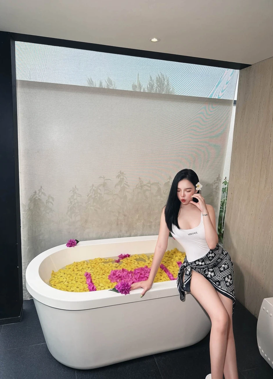 Mẹ 3 con vẫn tự tin khoe dáng, nhan sắc ấn tượng của hot girl U40 khiến CĐM phải trầm trồ