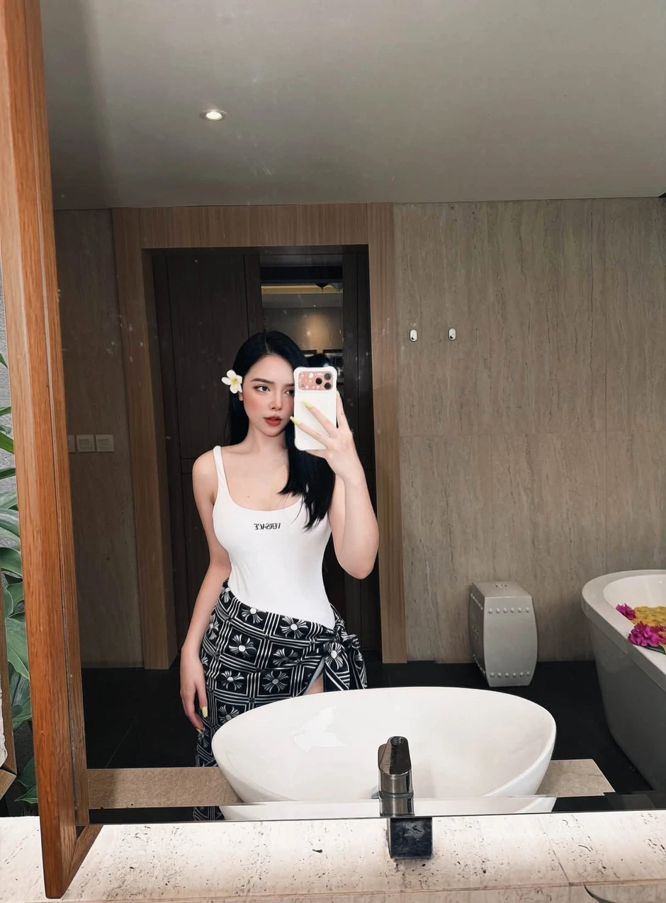 Mẹ 3 con vẫn tự tin khoe dáng, nhan sắc ấn tượng của hot girl U40 khiến CĐM phải trầm trồ