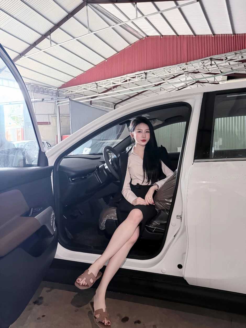 Mê đắm vóc dáng nữ tư vấn bán xe, fan lướt album ảnh không biết chán Mê đắm vóc dáng nữ tư vấn bán xe, fan lướt album ảnh không biết chán