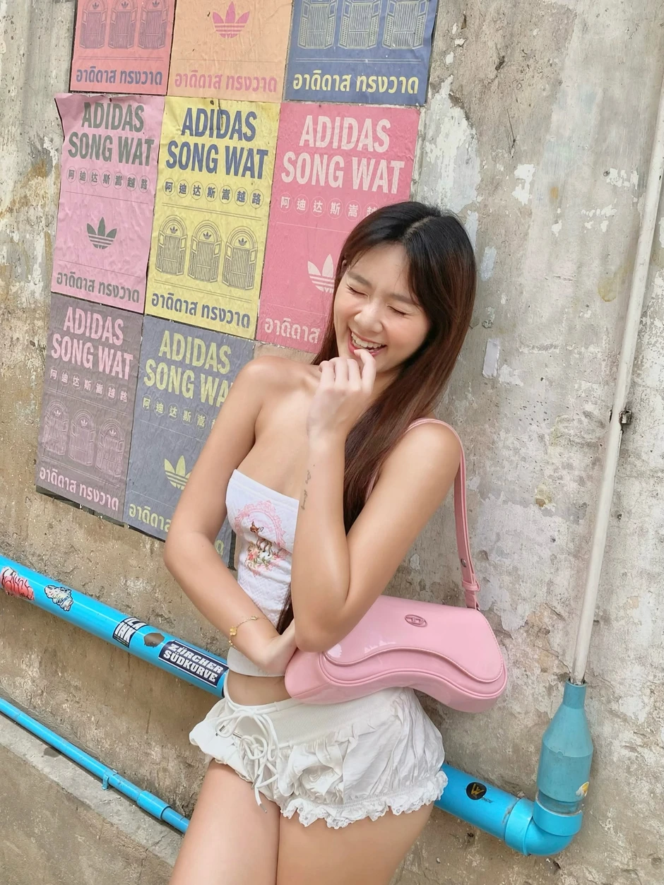 Nàng Kim lại tăng độ "bạo", diện trang phục nhỏ xíu chơi pick gây tranh cãi