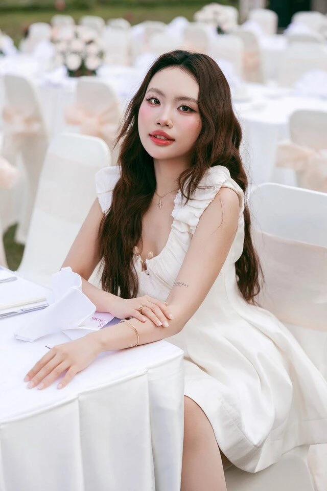 Nữ ca sĩ từ cô bé hát kéo khách giúp mẹ bán chè thành ngôi sao sáng trong showbiz Việt