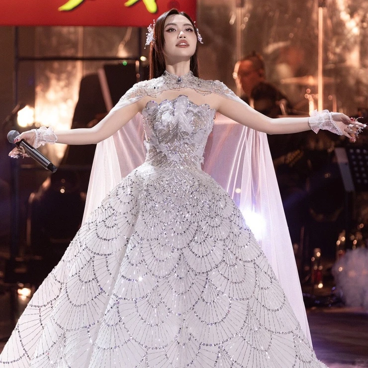 Nữ ca sĩ từ cô bé hát kéo khách giúp mẹ bán chè thành ngôi sao sáng trong showbiz Việt