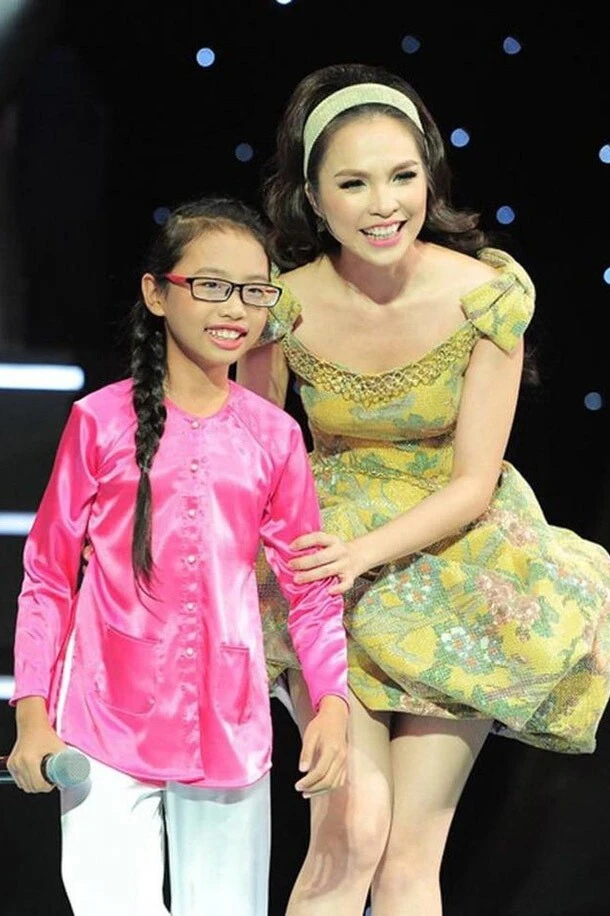 Nữ ca sĩ từ cô bé hát kéo khách giúp mẹ bán chè thành ngôi sao sáng trong showbiz Việt