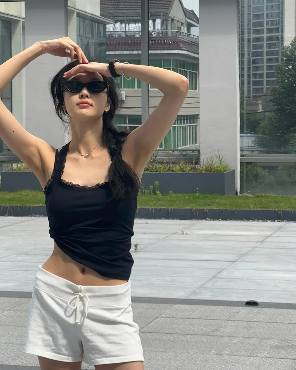 Nữ chính ngôn tình hot nhất lúc này: Mỹ nữ 1m72 sở hữu đôi chân triệu người ao ước