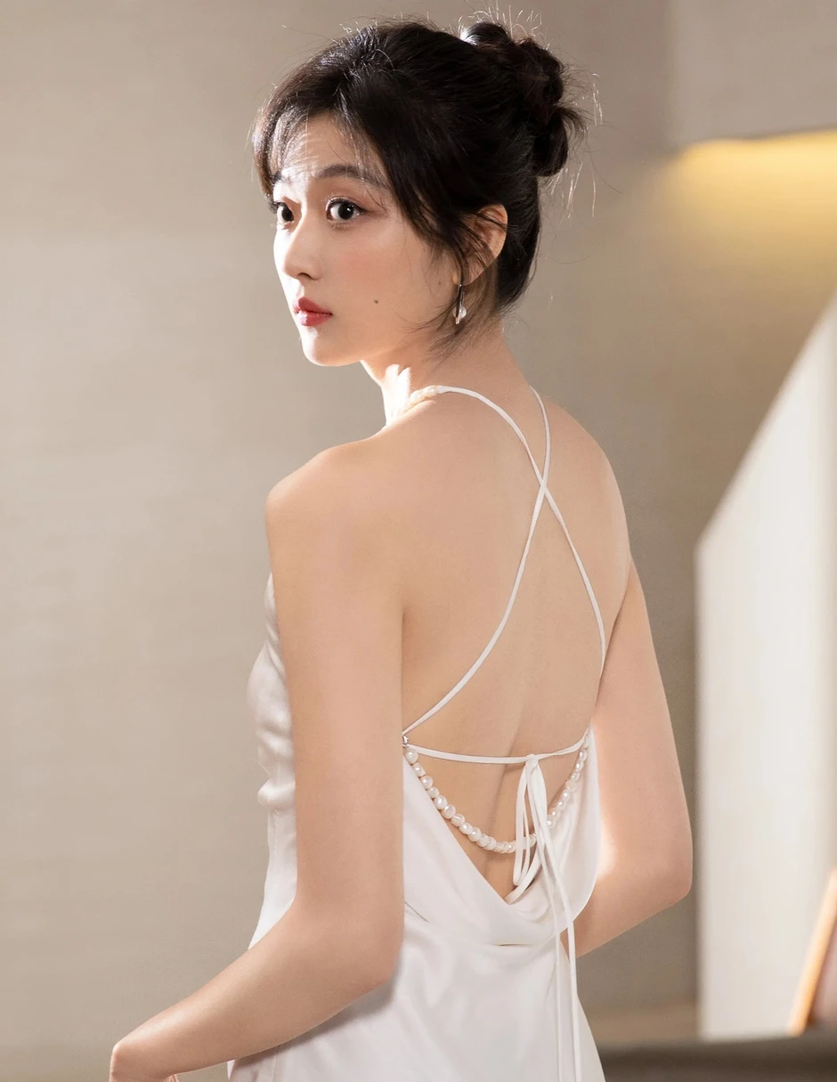 Nữ chính ngôn tình hot nhất lúc này: Mỹ nữ 1m72 sở hữu đôi chân triệu người ao ước