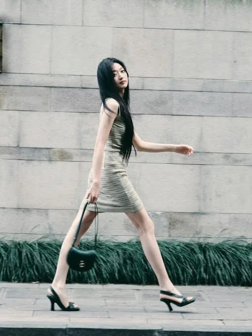Nữ chính ngôn tình hot nhất lúc này: Mỹ nữ 1m72 sở hữu đôi chân triệu người ao ước