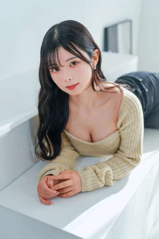 Nữ nhân viên văn phòng thu nhập top 1% vẫn đi làm mẫu ảnh, ra luật thép "cấm fan yêu mình" Nữ nhân viên văn phòng thu nhập top 1% vẫn đi làm mẫu ảnh, ra luật thép "cấm fan yêu mình"
