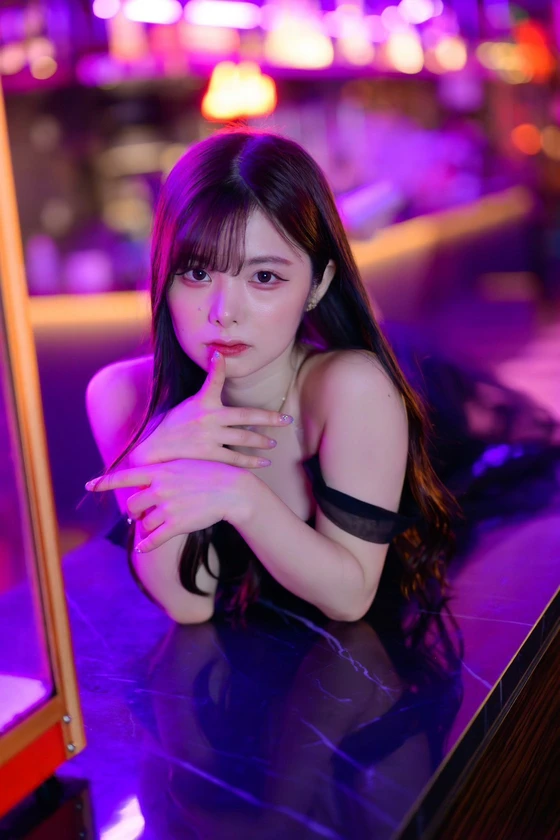 Nữ nhân viên văn phòng thu nhập top 1% vẫn đi làm mẫu ảnh, ra luật thép "cấm fan yêu mình" Nữ nhân viên văn phòng thu nhập top 1% vẫn đi làm mẫu ảnh, ra luật thép "cấm fan yêu mình"
