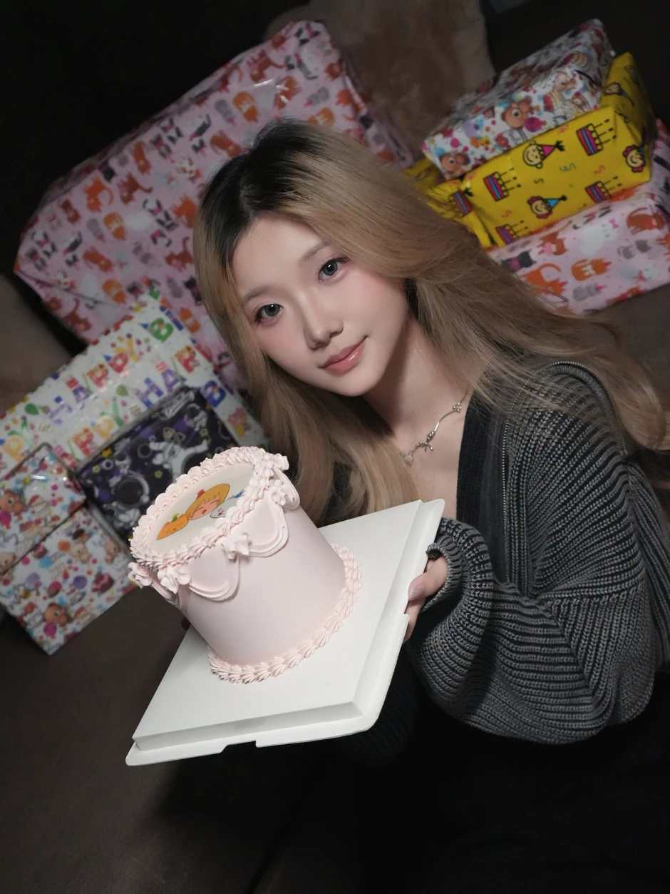 Nữ streamer đón sinh nhật tuổi mới, nhưng lại khiến làng game quốc tế phải bàn tán xôn xao? Nữ streamer đón sinh nhật tuổi mới, nhưng lại khiến làng game quốc tế phải bàn tán xôn xao?