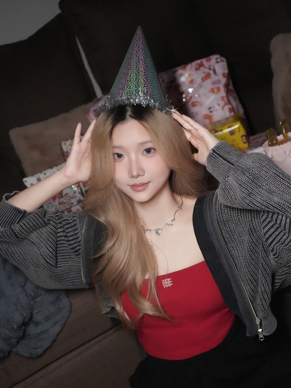 Nữ streamer đón sinh nhật tuổi mới, nhưng lại khiến làng game quốc tế phải bàn tán xôn xao? Nữ streamer đón sinh nhật tuổi mới, nhưng lại khiến làng game quốc tế phải bàn tán xôn xao?