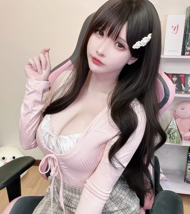 Nữ streamer gợi cảm chia sẻ câu chuyện không ngờ, nhờ làm nhân viên ở quán cafe hầu gái mới có ngày hôm nay