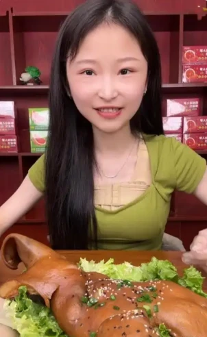 Nữ streamer nổi tiếng chuyên mukbang đồ ăn qua đời ở tuổi 24: Hé lộ góc khuất phía sau những video ăn uống triệu view