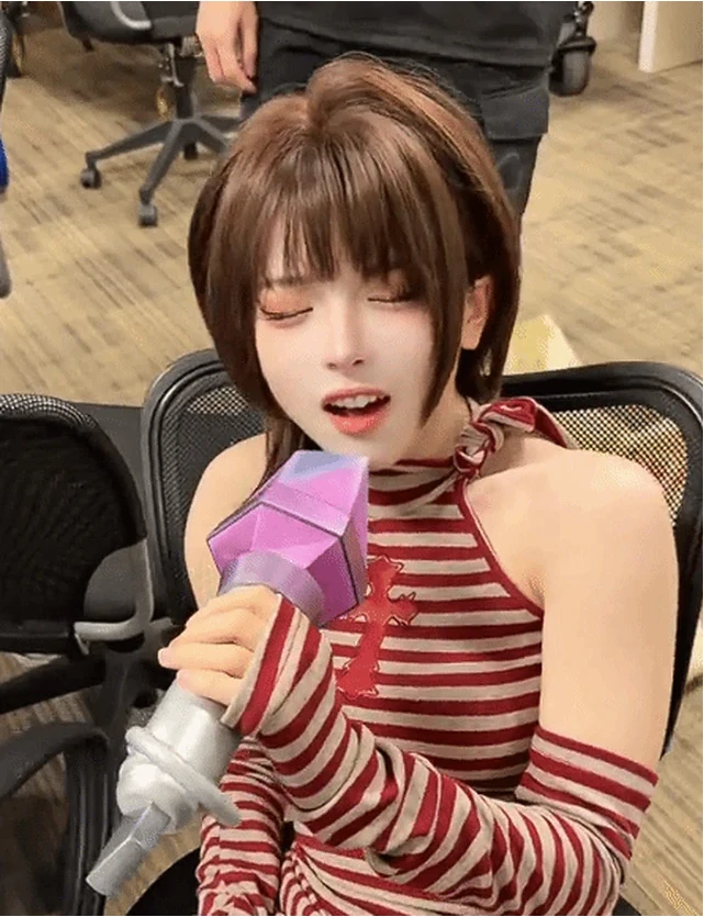 Nữ streamer xinh đẹp bất ngờ tiết lộ chuyện tế nhị của bản thân trên sóng, thừa nhận bản thân đang quá "thiếu thốn" Nữ streamer xinh đẹp bất ngờ tiết lộ chuyện tế nhị của bản thân trên sóng, thừa nhận bản thân đang quá "thiếu thốn"