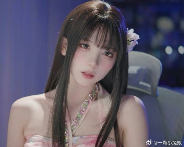Nữ streamer xinh đẹp bất ngờ tiết lộ chuyện tế nhị của bản thân trên sóng, thừa nhận bản thân đang quá "thiếu thốn" Nữ streamer xinh đẹp bất ngờ tiết lộ chuyện tế nhị của bản thân trên sóng, thừa nhận bản thân đang quá "thiếu thốn"