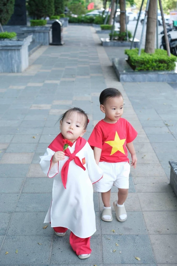 Phương Oanh tận hưởng kỳ nghỉ lễ bên cặp song sinh