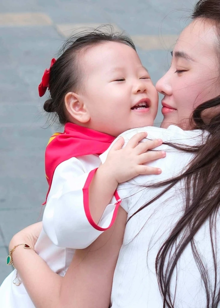 Phương Oanh tận hưởng kỳ nghỉ lễ bên cặp song sinh