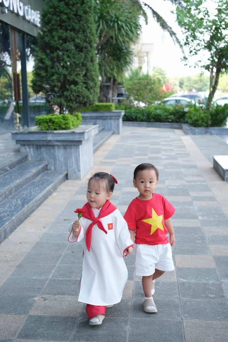 Phương Oanh tận hưởng kỳ nghỉ lễ bên cặp song sinh